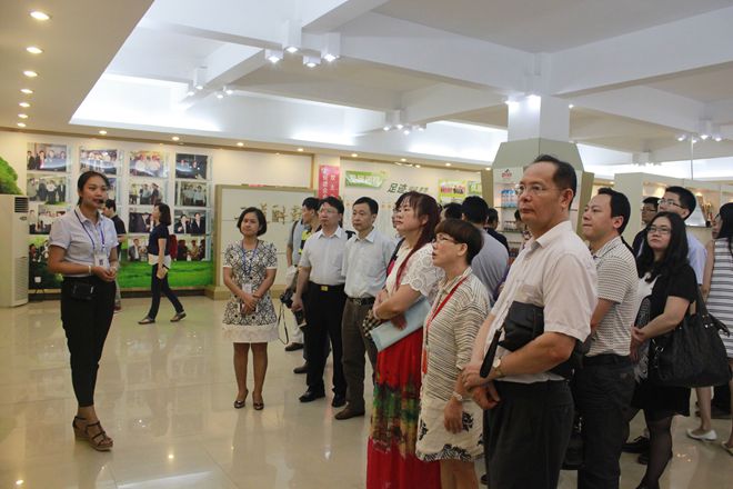 2016年粵桂產(chǎn)業(yè)合作對接交流活動(dòng)考察團到皇氏集團考察