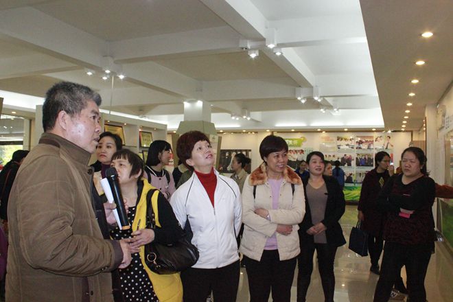 自治區黨委辦公廳廳婦女職工干部一行到皇氏集團參觀(guān)考察