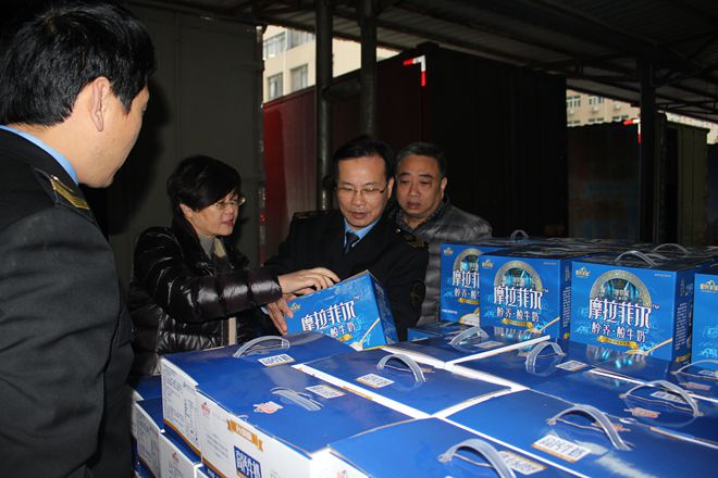 南寧市食品藥品監督管理局黃明瑞局長(cháng)到皇氏集團視察