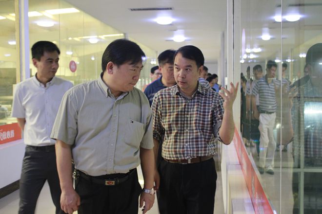 自治區《食品安全法》執法檢查組到皇氏集團檢查工作