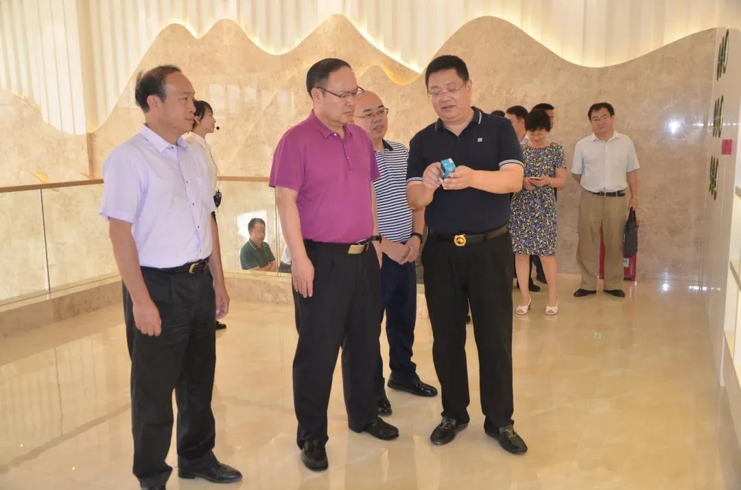 廣西科技廳黨組書(shū)記、廳長(cháng)曹坤華率調研組蒞臨皇氏集團開(kāi)展科技創(chuàng  )新支撐奶水牛產(chǎn)業(yè)高質(zhì)量發(fā)展調研