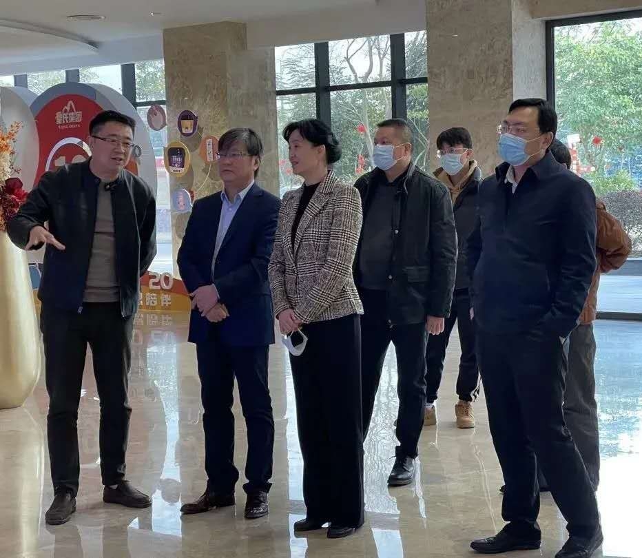中央紀委國家監委駐中央統戰部紀檢監察組組長(cháng)周小瑩率調研組一行蒞臨皇氏集團參觀(guān)指導
