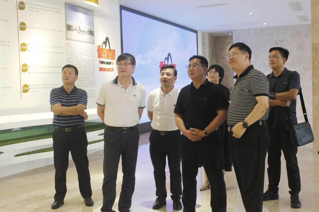 大理州人民政府黨組成員、一級巡視員吉向陽(yáng)率考察組蒞臨皇氏集團考察調研