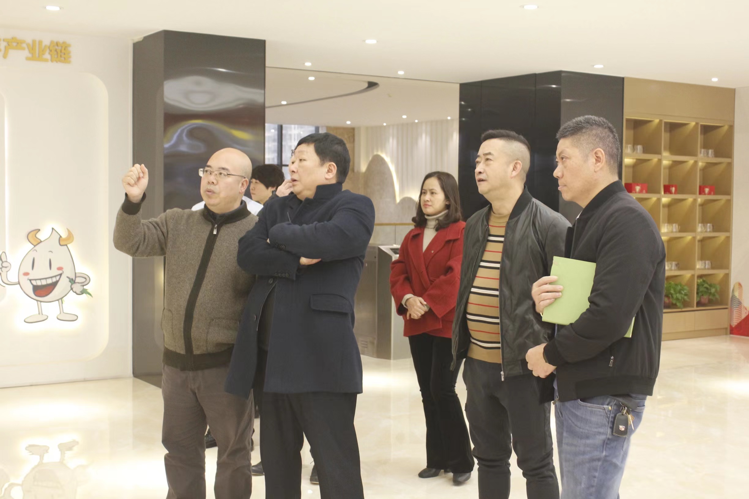 貴州南方乳業(yè)有限公司董事長(cháng)王黔生一行蒞臨皇氏集團參觀(guān)交流