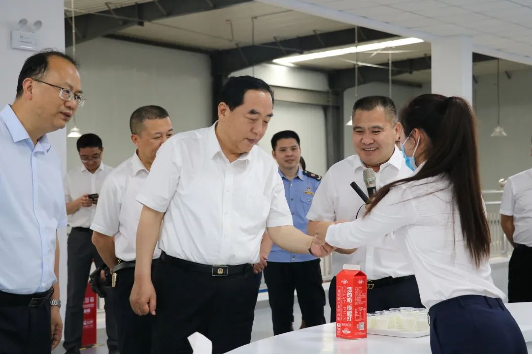 貴州省副省長(cháng)董家祿一行蒞臨皇氏集團遵義乳業(yè)調研指導
