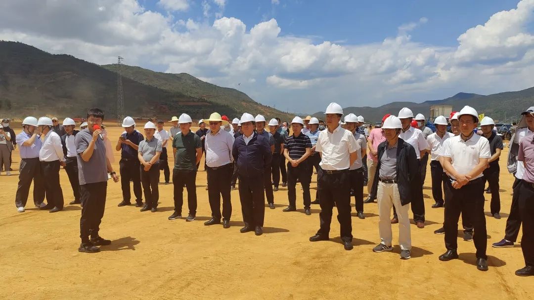 大理州政府黨組成員、一級巡視員吉向陽(yáng)帶隊考察來(lái)思爾乳業(yè)云禾萬(wàn)頭奶牛牧場(chǎng)