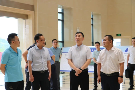 遵義市委常委、市政府副市長(cháng)王龍一行蒞臨皇氏集團遵義乳業(yè)調研指導