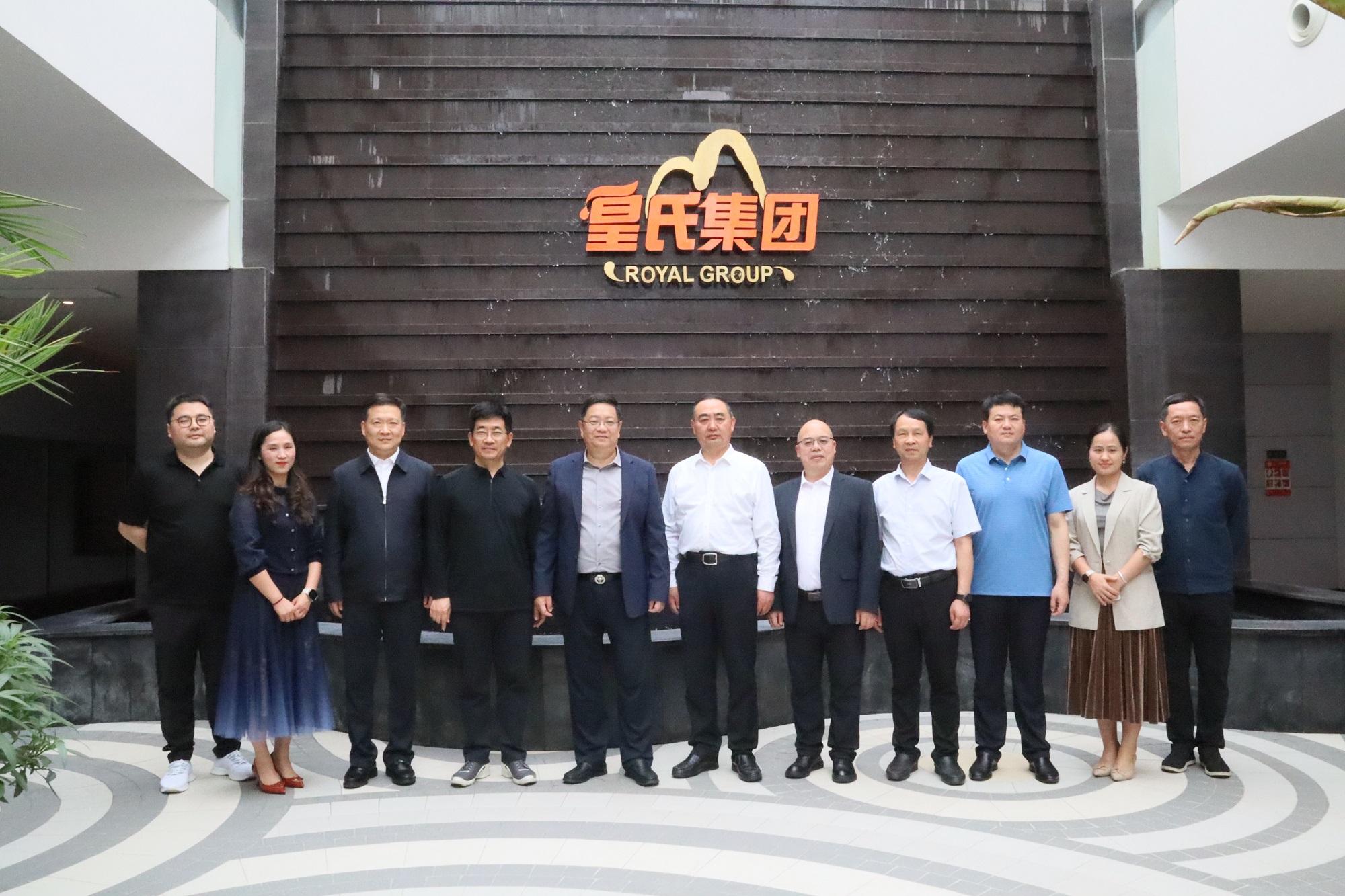 2023年5月14日，阜陽(yáng)市委書(shū)記孫正東一行蒞臨皇氏集團交流考察