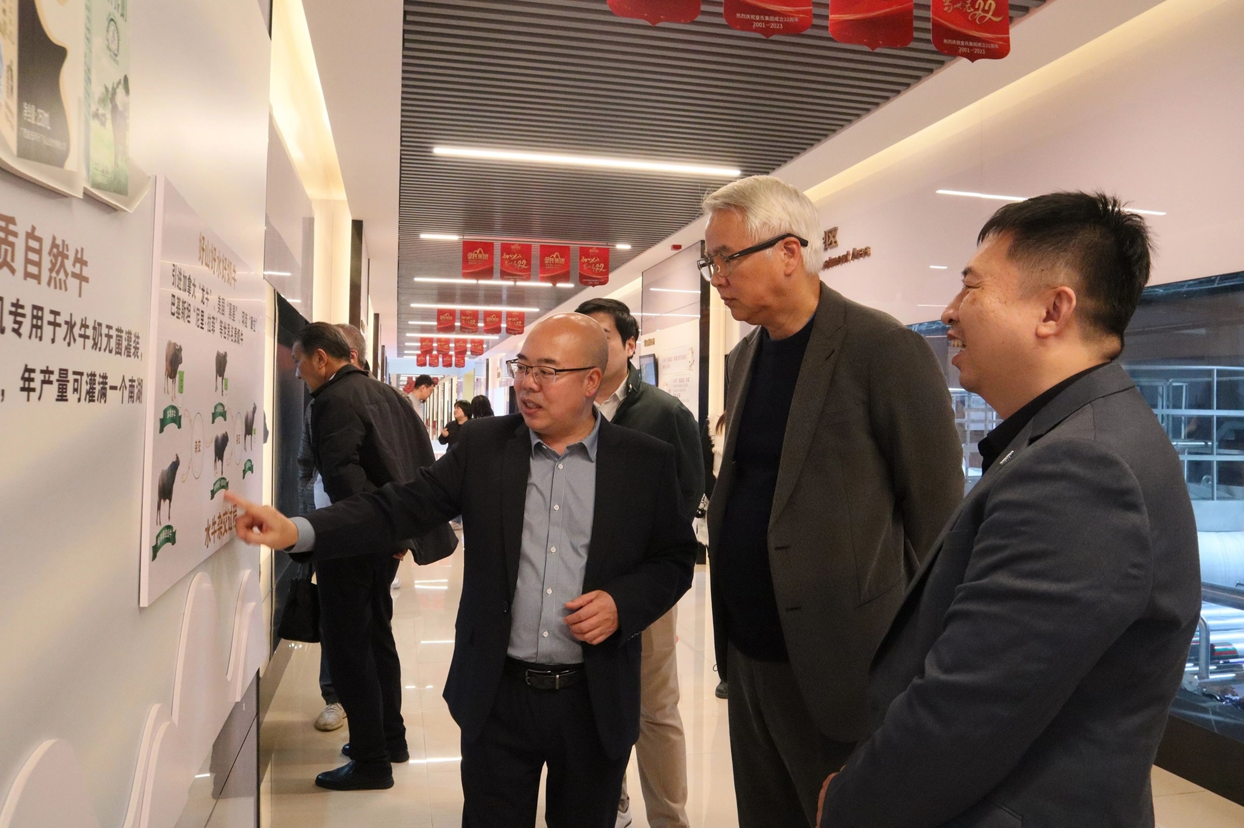 上海達爾威公司董事長(cháng)林瑞陽(yáng)、G70環(huán)球家族辦公室中國區首席執行官史贊侖一行到訪(fǎng)皇氏集團考察調研