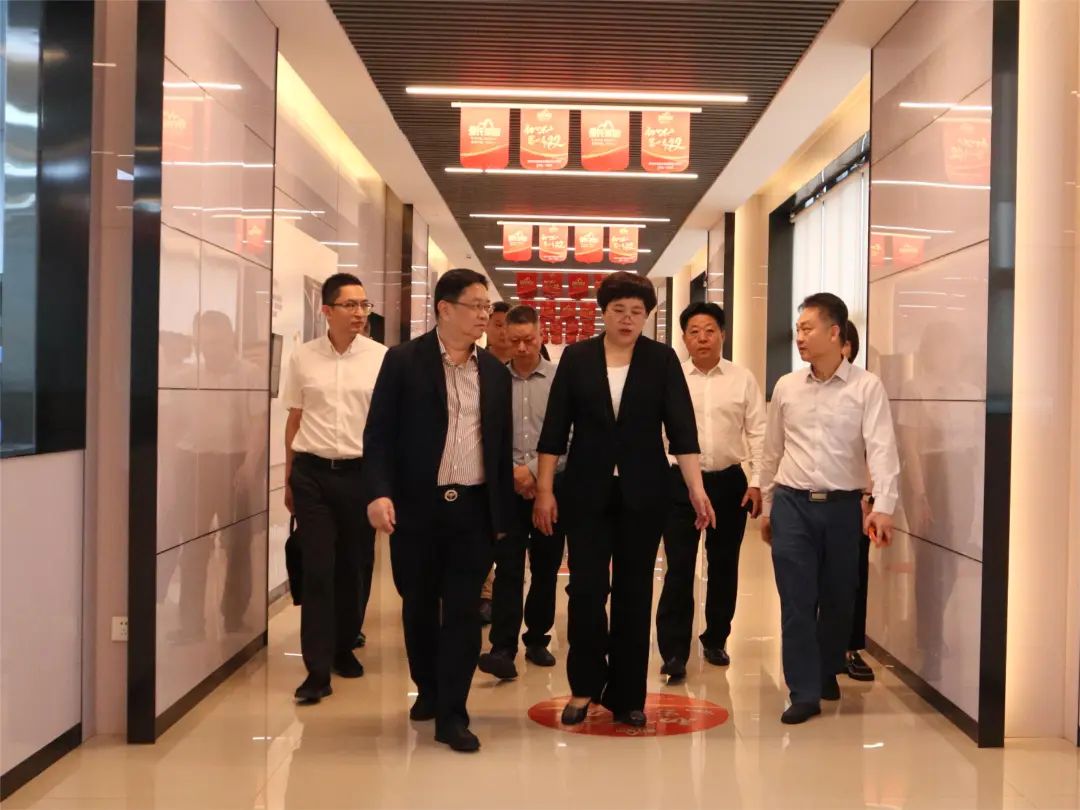 廣西南寧市委常委、統戰部部長(cháng)、副市長(cháng)張自英到訪(fǎng)皇氏集團開(kāi)展經(jīng)濟發(fā)展調研服務(wù)