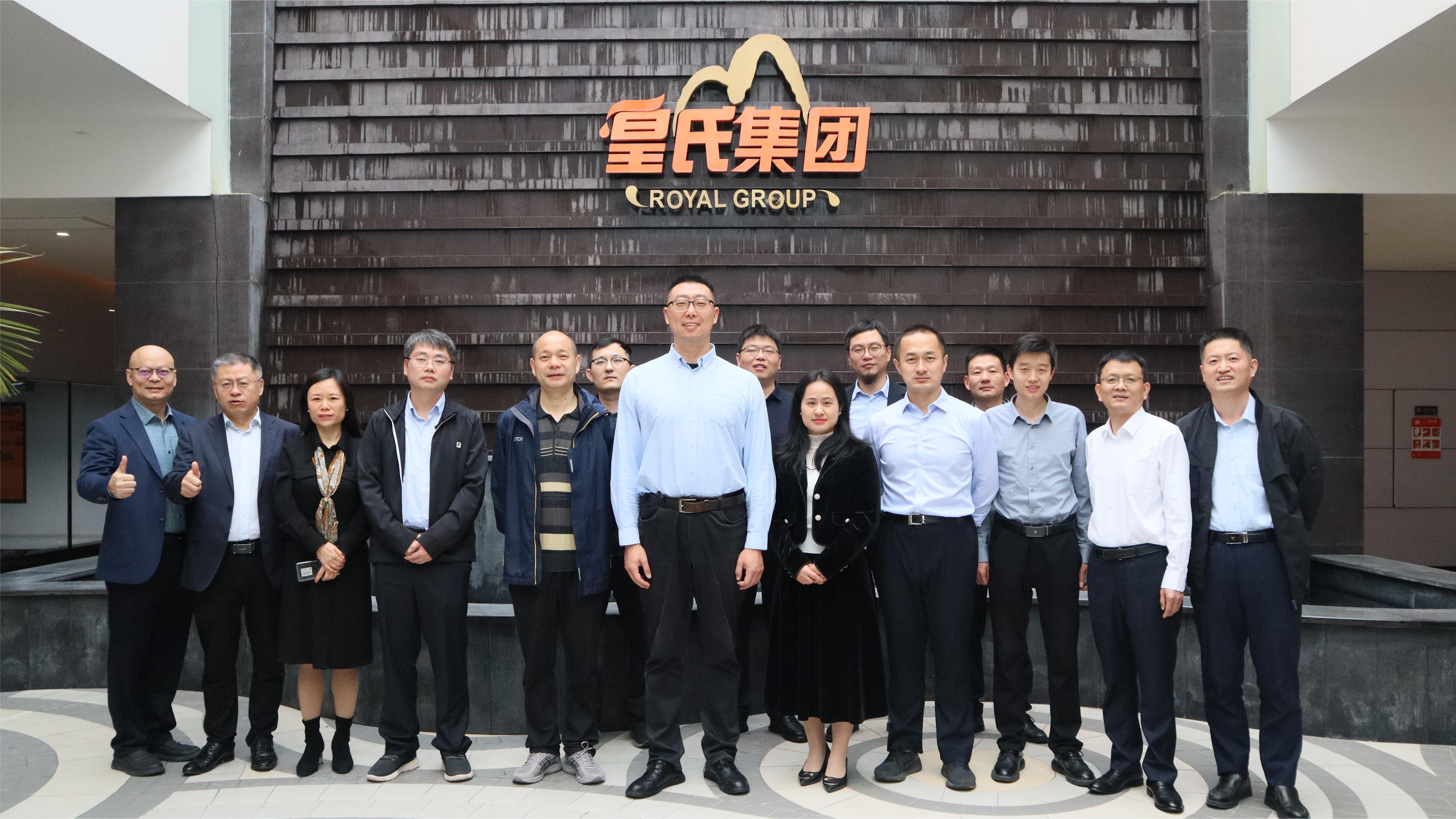 安徽省阜陽(yáng)市潁東區領(lǐng)導及農業(yè)銀行安徽省分行領(lǐng)導蒞臨皇氏集團指導交流
