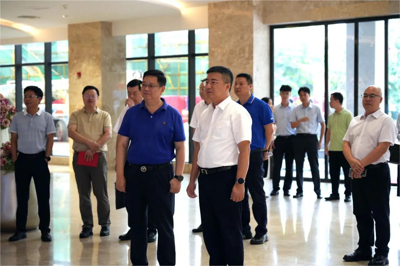 中國農業(yè)銀行廣西區分行黨委書(shū)記、行長(cháng)張清蒞臨皇氏集團調研指導