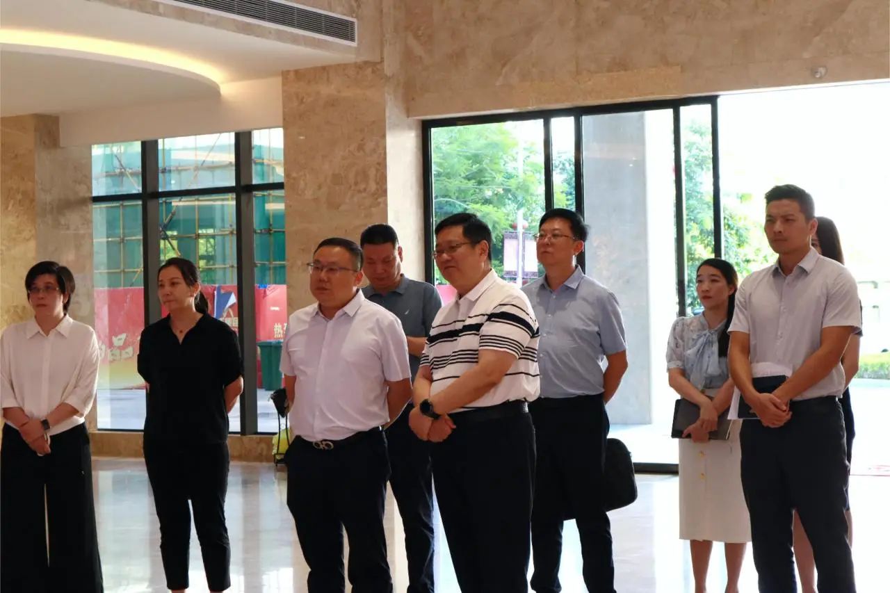 平安銀行南寧分行黨委書(shū)記、行長(cháng)陳亮蒞臨皇氏集團調研指導