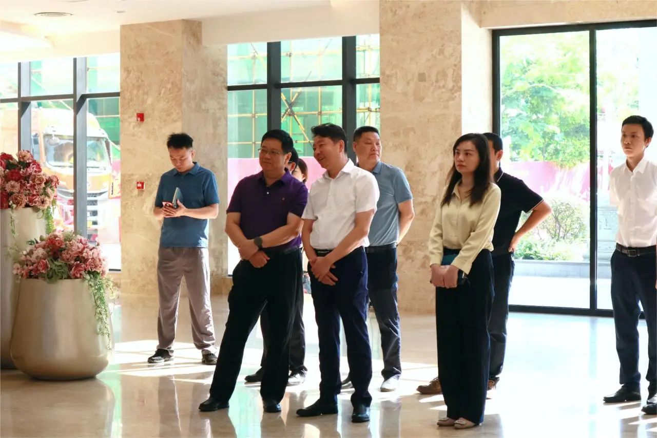 渤海銀行南寧分行行長(cháng)張駿杰蒞臨皇氏集團參觀(guān)指導