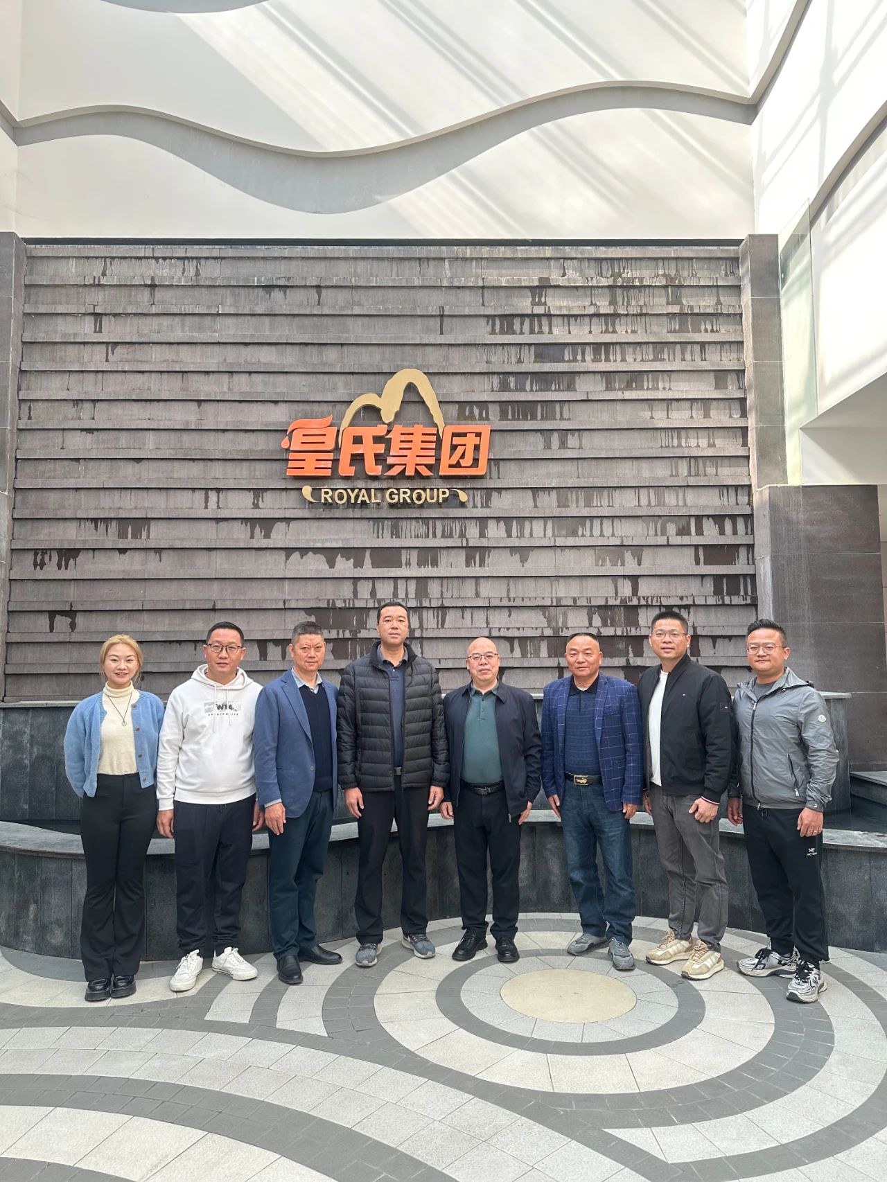 鶴山市人民政府副市長(cháng)李海權攜龍州甘牛投資集團董事長(cháng)溫兆軒一行蒞臨皇氏集團考察