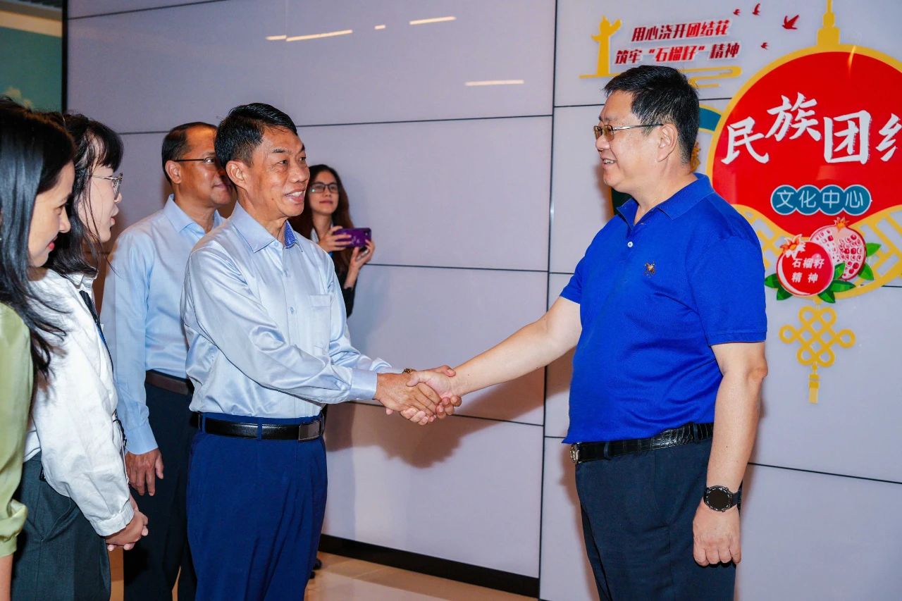 緬甸政府代表團一行蒞臨皇氏集團參觀(guān)考察