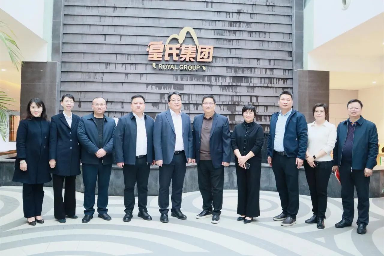 中國銀行廣西區分行副行長(cháng)、南寧分行行長(cháng)曹耀鋒到皇氏集團調研指導