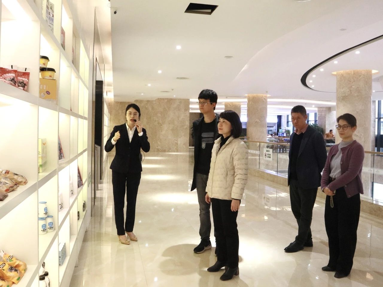 南寧市工業(yè)和信息化局局長(cháng)張麗到皇氏集團調研